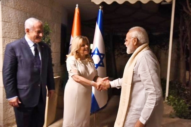 Modi received by Netanyahu in Israel