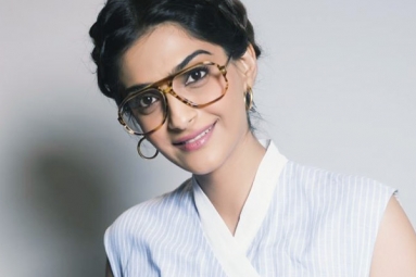 Twitterati Slams Sonam Kapoor for Sharing Post on &lsquo;Hindu Fundamentalists&rsquo;