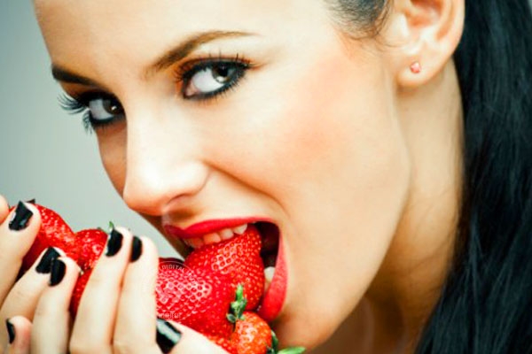 Skin care with strawberry and yogurt},{Skin care with strawberry and yogurt
