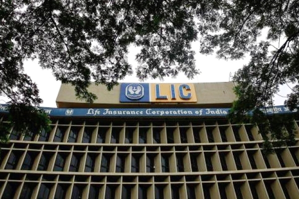 LIC buys 86% shares of Indian Oil on offer by government},{LIC buys 86% shares of Indian Oil on offer by government