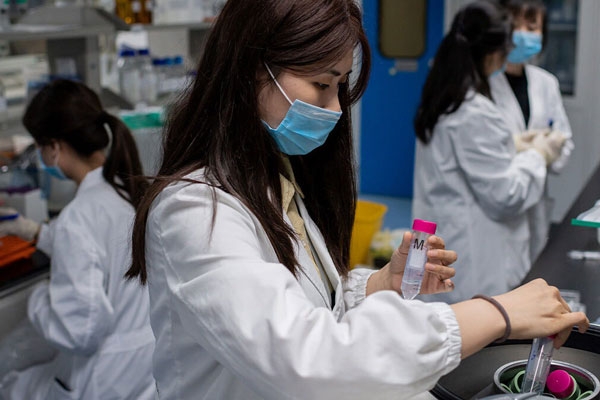 How can the Scientists tell if a COVID-19 vaccine is really working?