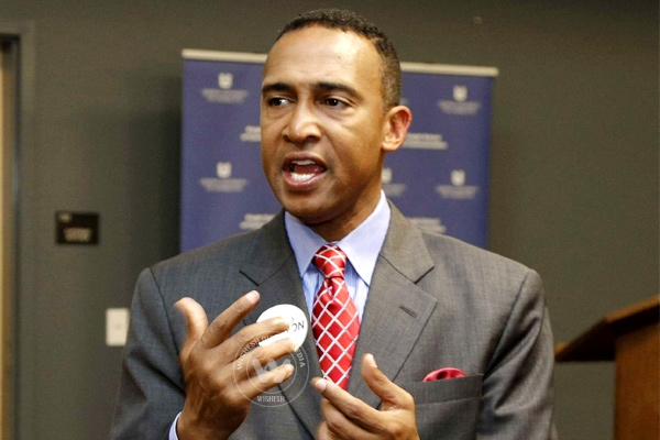 North Carolina Mayor quits post over bribery and theft charges},{North Carolina Mayor quits post over bribery and theft charges