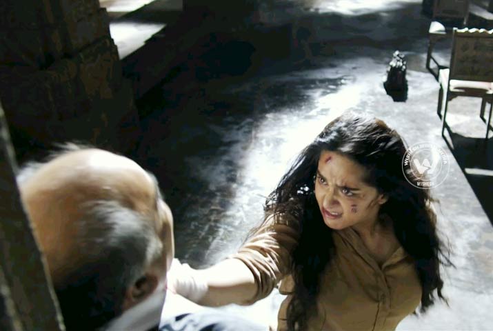 /media/k2/galleries/64579/Bhaagamathie-07