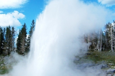 Man sustained severe burns after falling into Yellow Stone Hot Spring