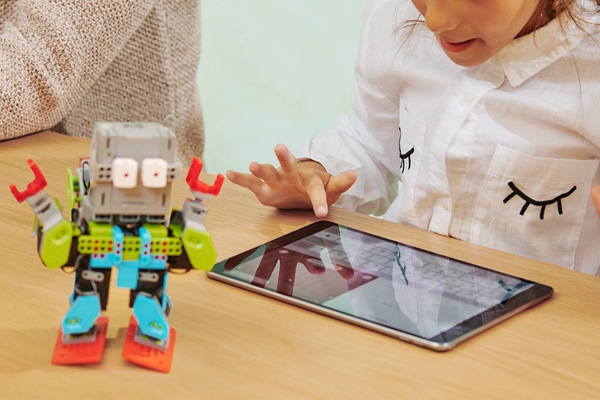 Apple Partners With ‘Girls Who Code’ to Empower over 90,000 U.S. Girls in Coding