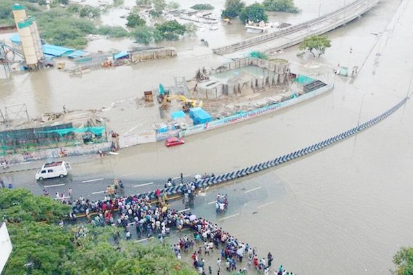 Record Rainfall In Chennai Paralyzes Life, Hammers Rescue Operations},{Record Rainfall In Chennai Paralyzes Life, Hammers Rescue Operations